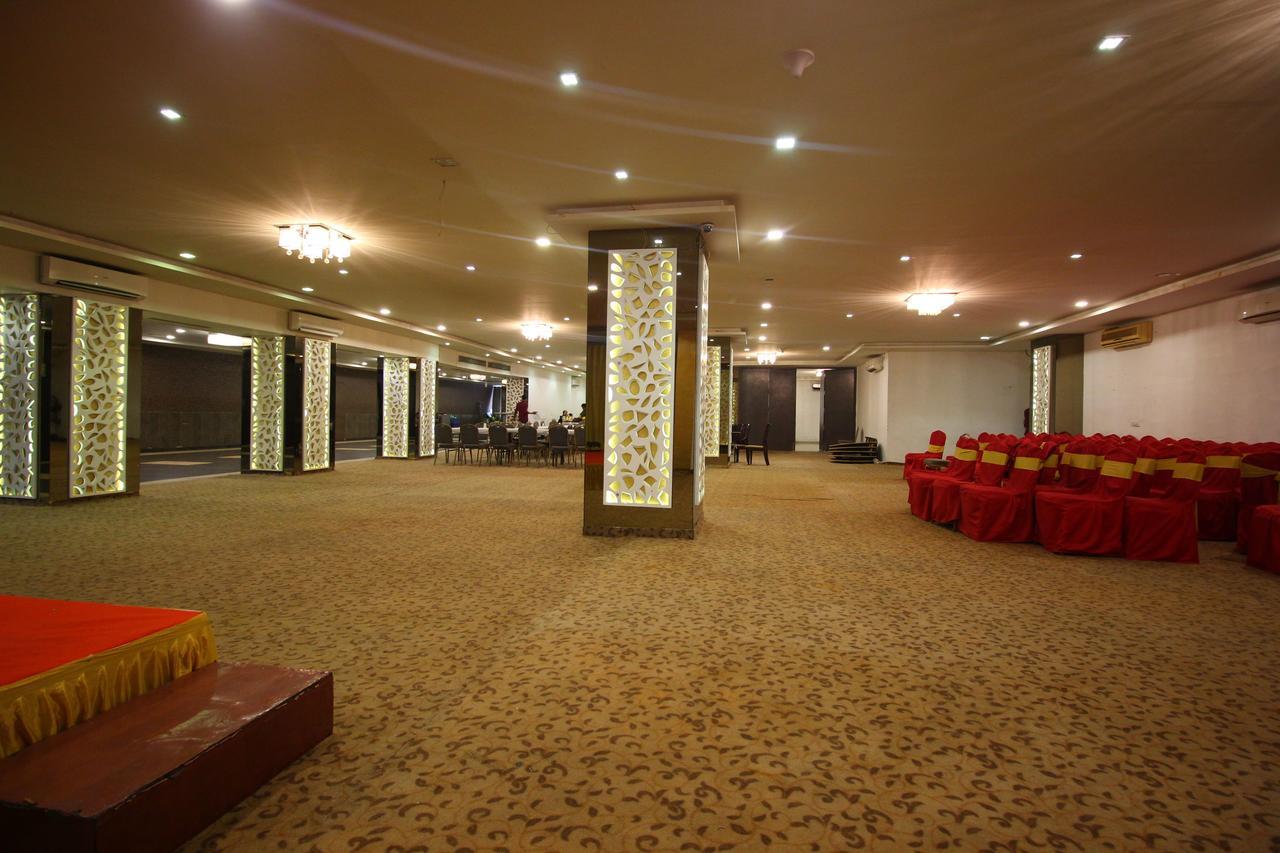Oyo 8786 Hotel Maan Residency Ahmedabad Buitenkant foto
