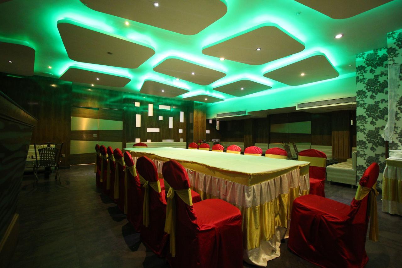 Oyo 8786 Hotel Maan Residency Ahmedabad Buitenkant foto