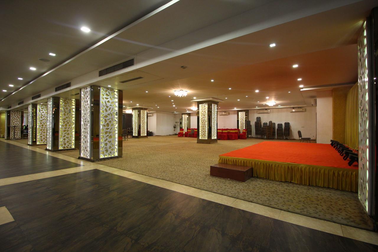Oyo 8786 Hotel Maan Residency Ahmedabad Buitenkant foto