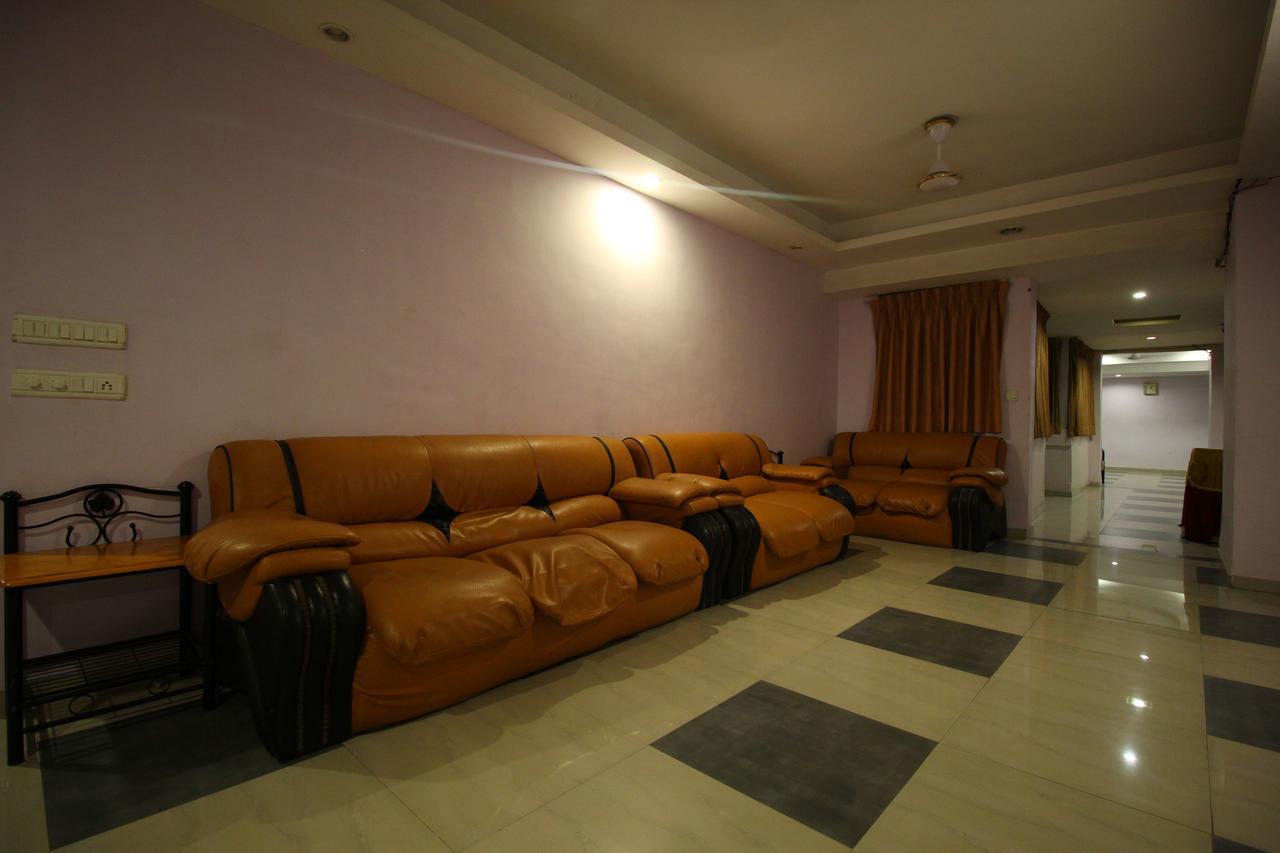 Oyo 8786 Hotel Maan Residency Ahmedabad Buitenkant foto